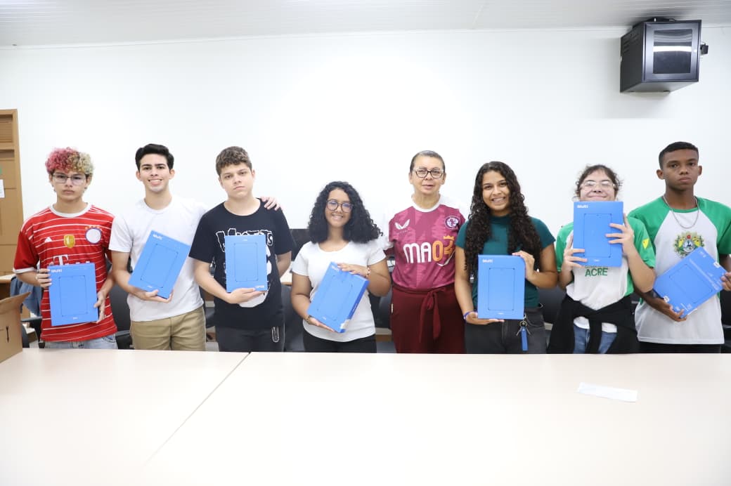 educacao-do-acre-entrega-tablets-para-alunos-de-escolas-de-ensino-integral