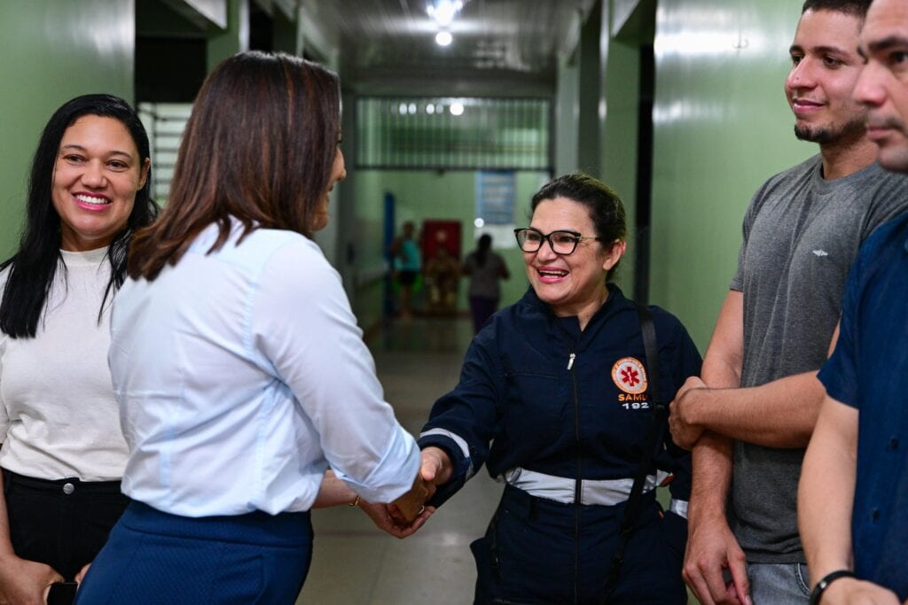 governadora-mailza-visita-hospital-referencia-em-placido-de-castro-e-reforca-compromisso-com-a-saude
