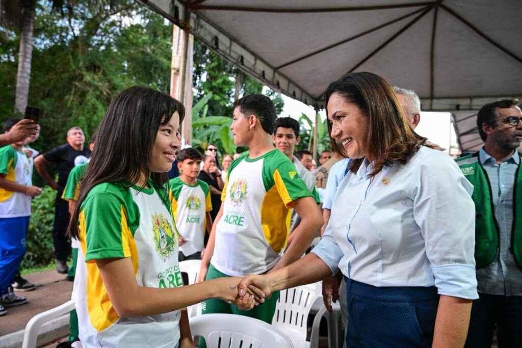 com-investimento-superior-a-r$-1-milhao,-governadora-entrega-kits-escolares-e-autoriza-reforma-de-escolas-em-placido-de-castro