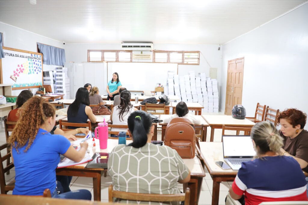 educacao-do-acre-promove-oficina-de-ferramentas-digitais-para-fortalecer-uso-do-material-microkids-nas-escolas