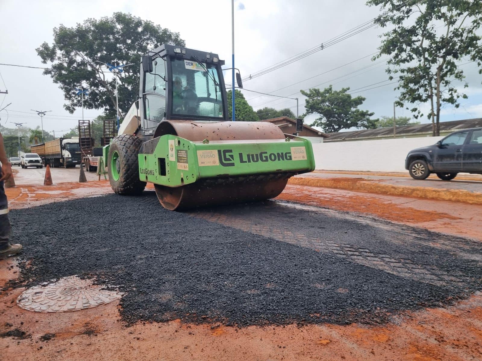 deracre-executa-operacao-tapa-buraco-na-ac-40-apos-rompimento-de-adutora-em-senador-guiomard