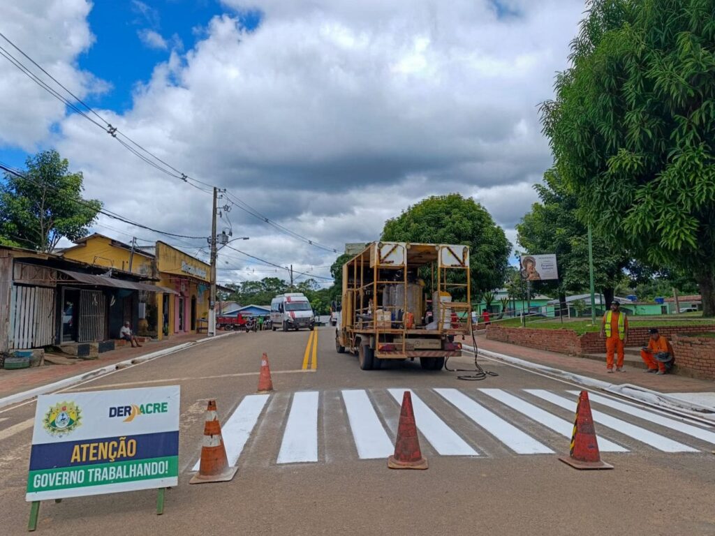 governo-do-acre-reforca-seguranca-no-transito-com-nova-sinalizacao-viaria-na-avenida-raimundo-chaar,-em-assis-brasil