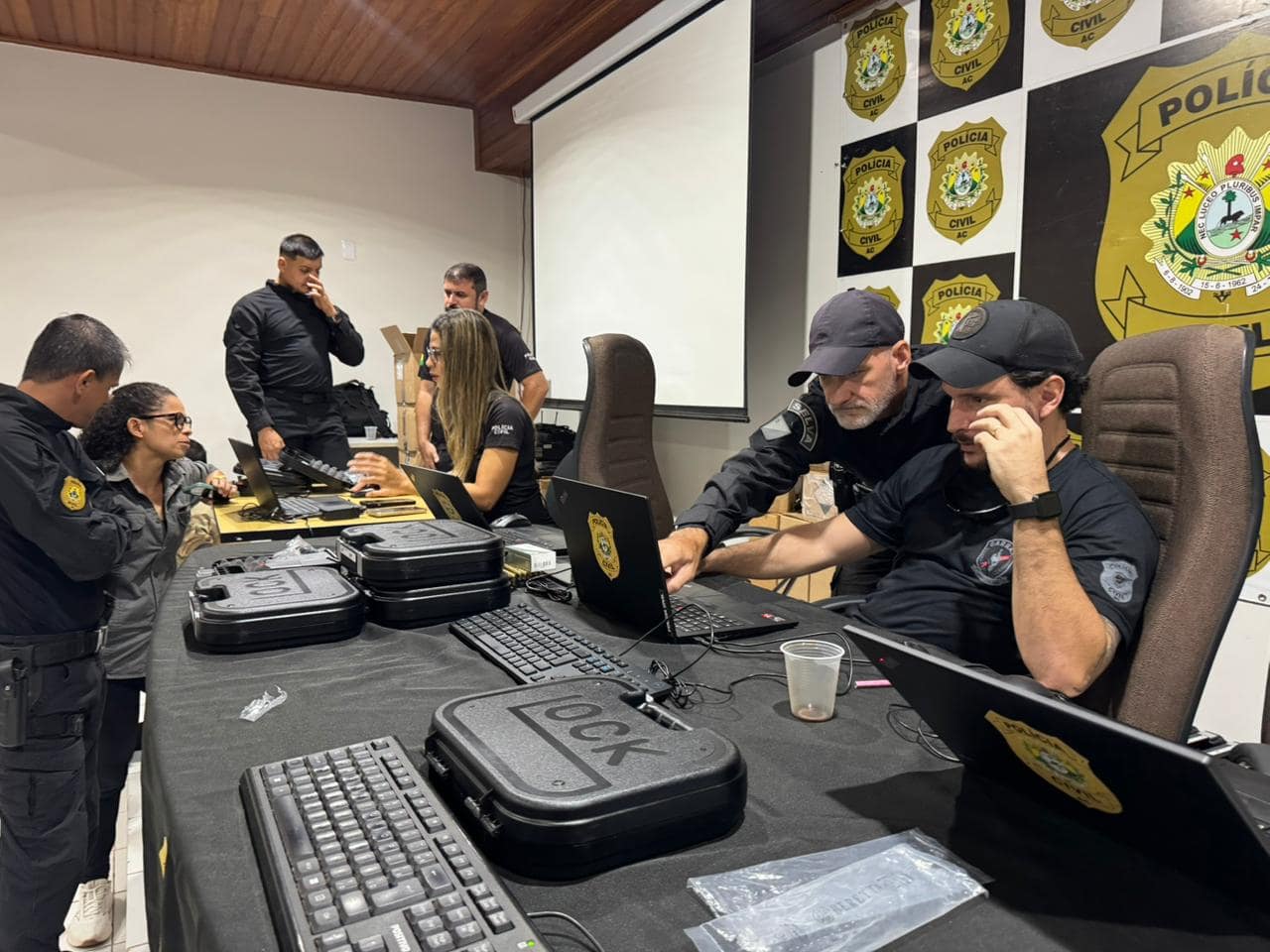 policia-civil-do-acre-entrega-mais-de-100-pistolas-glock-para-reforcar-atuacao-da-delegacia-da-mulher-e-divisao-de-investigacao-criminal