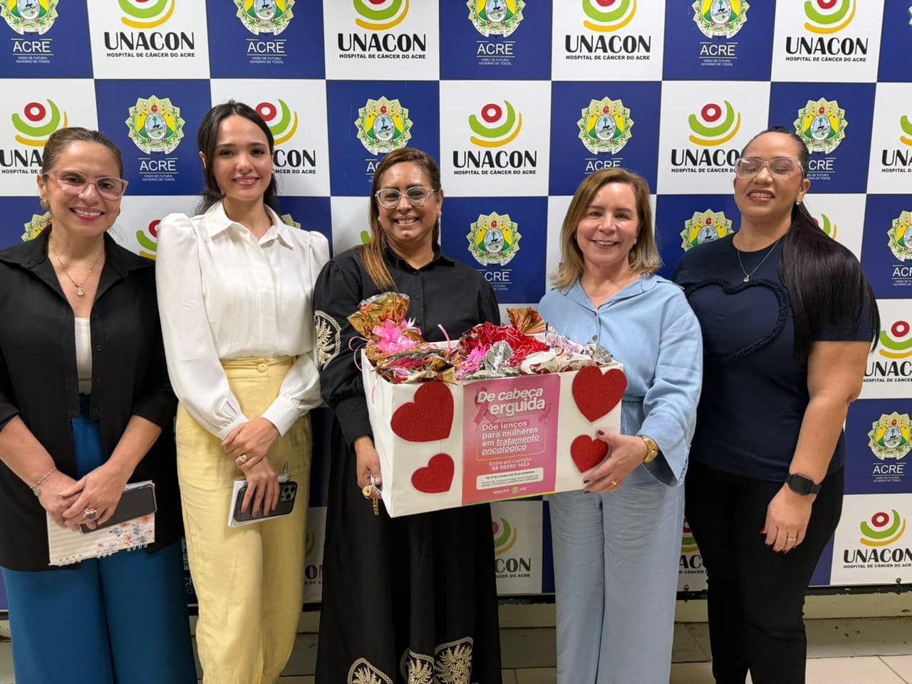 unacon-recebe-doacao-de-lencos-da-secretaria-da-mulher-para-apoio-a-mulheres-e-meninas-em-tratamento-oncologico
