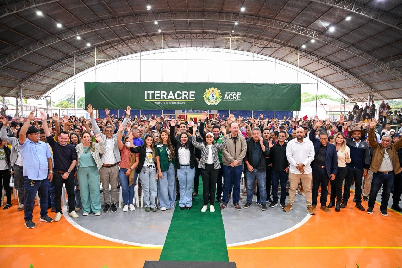 mailza-assis-entrega-338-titulos-definitivos-e-reforca-regularizacao-fundiaria-em-sena-madureira