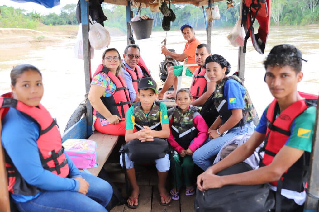 na-amazonia-acreana,-estudar-muitas-vezes-comeca-antes-do-amanhecer