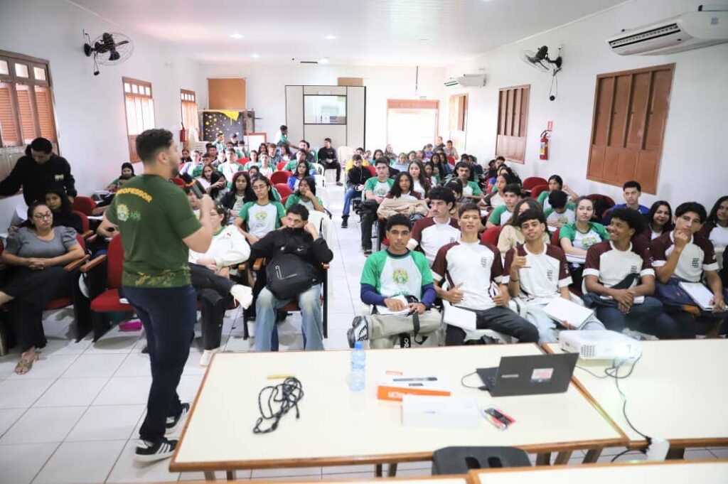 estudantes-do-ensino-medio-celebram-presenca-do-programa-pre-enem-legal