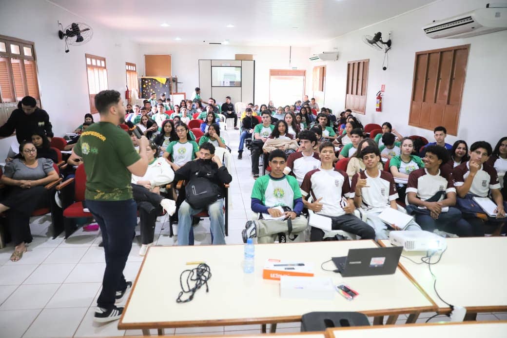 estudantes-do-ensino-medio-celebram-presenca-do-programa-pre-enem-legal-em-placido-de-castro