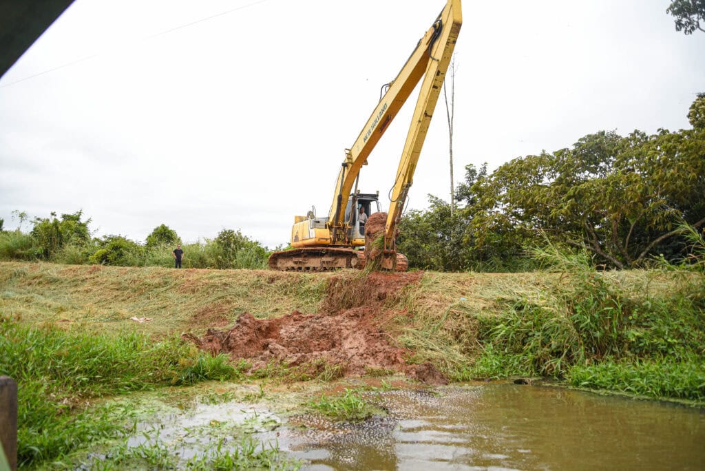 saneacre-intensifica-forca-tarefa-no-acude-de-captacao-de-senador-guiomard-com-servicos-de-dragagem-e-acoes-para-melhoria-da-qualidade-da-agua