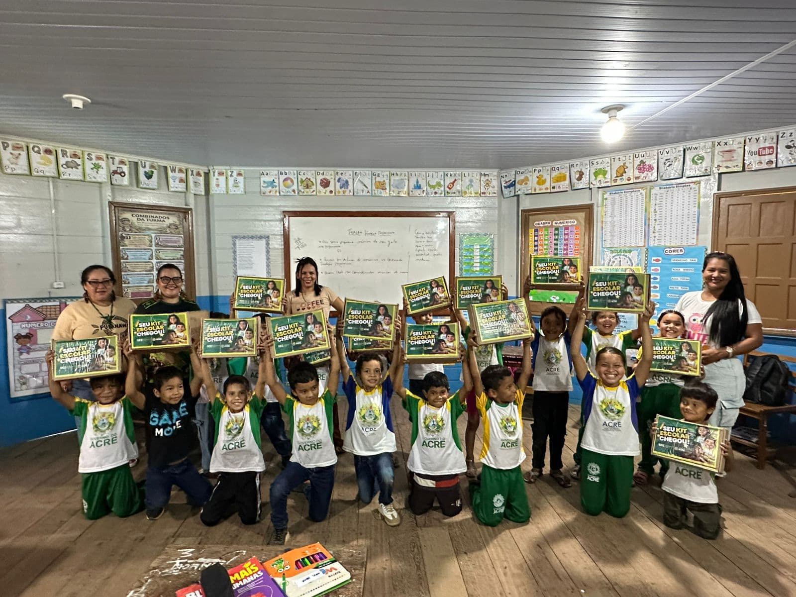 governo-do-acre-entrega-kits-escolares-a-estudantes-da-escola-indigena-ixũbay-rabui-puyanawa