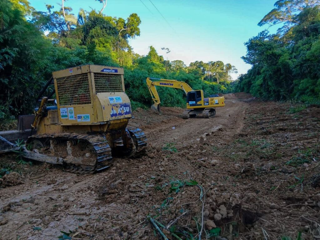 com-maquinas-em-campo-e-operacao-verao-em-andamento,-deracre-avanca-na-recuperacao-de-ramais-da-transacreana
