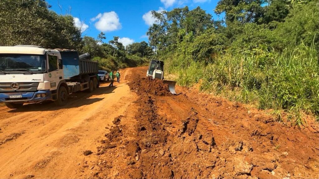 equipes-do-deracre-avancam-com-a-operacao-verao-em-14-quilometros-do-ramal-esperanca,-em-brasileia