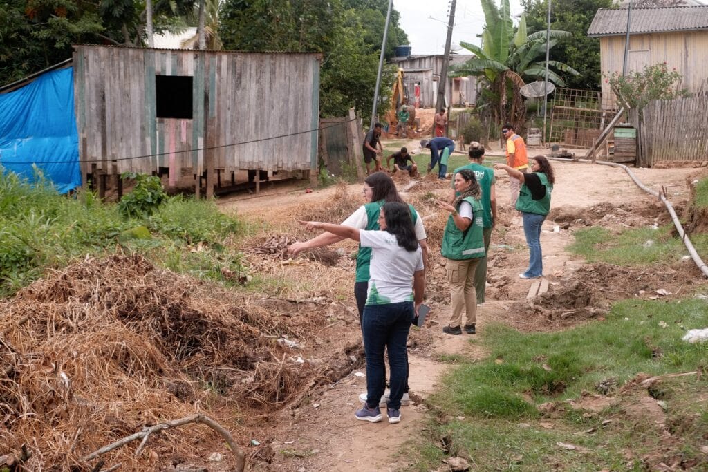 com-escuta-e-assistencia,-governo-do-acre-acompanha-familias-em-areas-de-risco-apos-queda-da-ponte-frei-paolino-baldassari