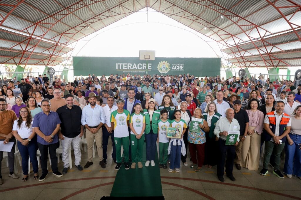governadora-mailza-garante-seguranca-juridica-ao-entregar-265-titulos-definitivos-a-moradores-da-vila-do-incra,-em-porto-acre