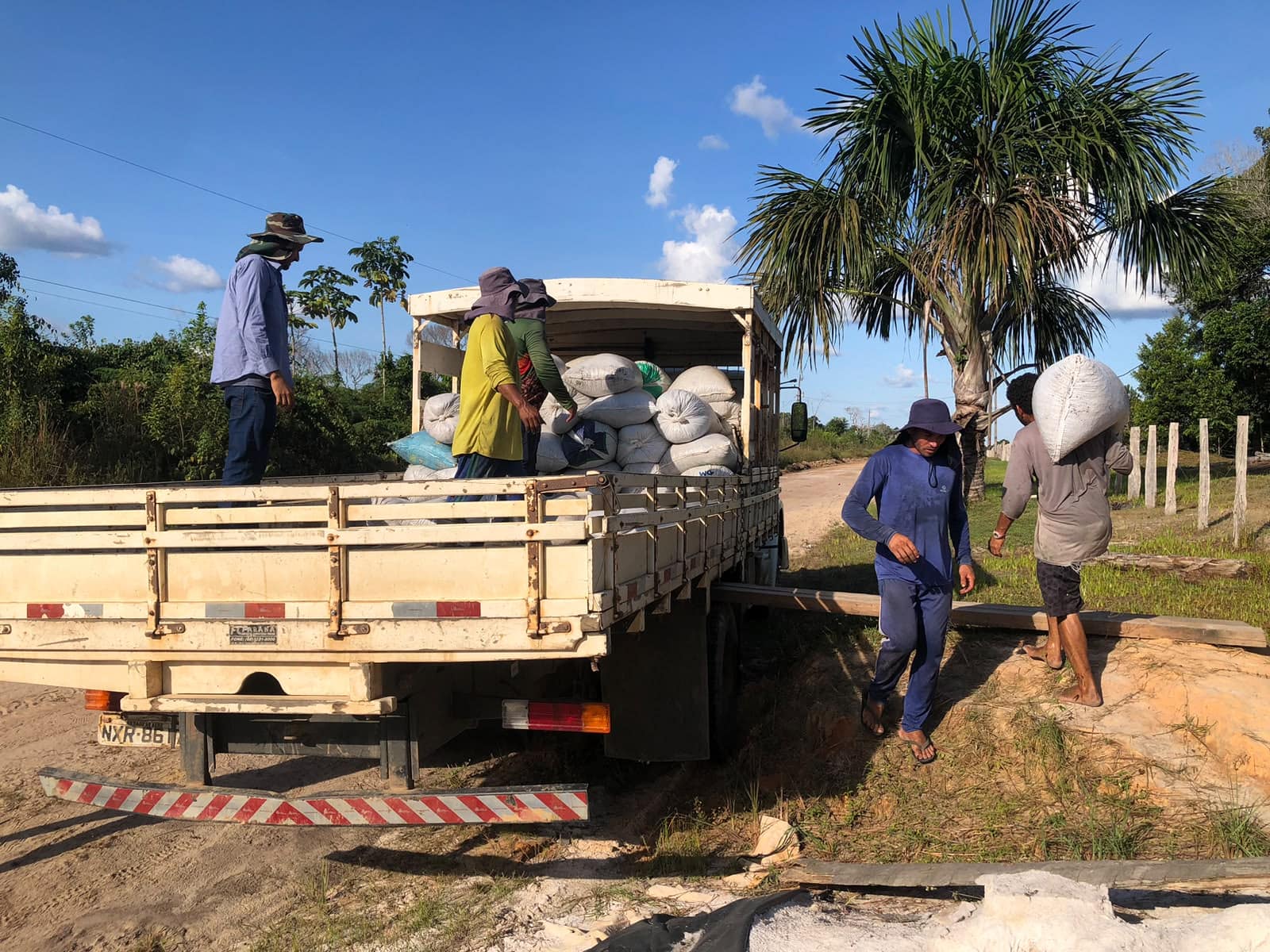 governo-do-acre-fortalece-cafeicultura-do-jurua-com-transporte-da-producao-para-beneficiamento