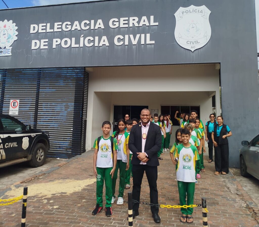 policia-civil-abre-as-portas-para-estudantes-em-cruzeiro-do-sul-e-fortalece-lacos-com-a-comunidade-escolar