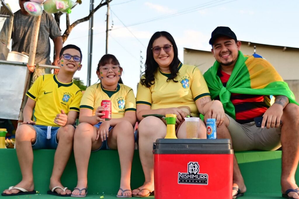com-diversas-familias-e-muita-torcida,-projeto-copa-do-nosso-jeito-transforma-concha-acustica-em-arquibancada-da-selecao-brasileira