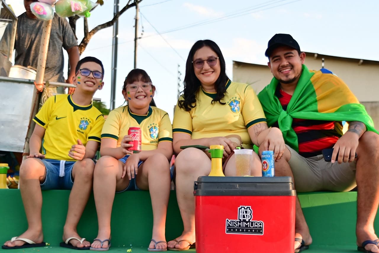 com-diversas-familias-e-muita-torcida,-projeto-copa-do-nosso-jeito-transforma-concha-acustica-em-arquibancada-da-selecao-brasileira