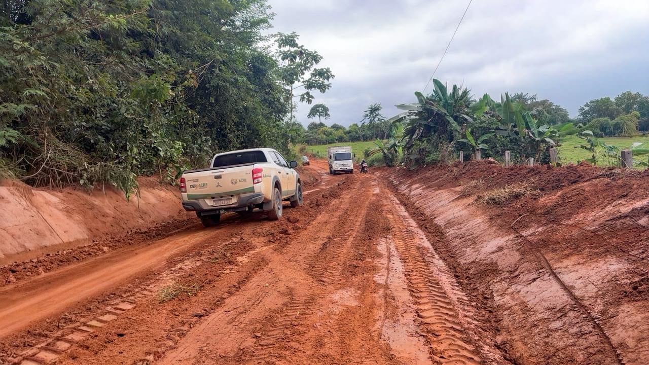 deracre-segue-trabalhando-na-recuperacao-do-ramal-icuria,-em-assis-brasil