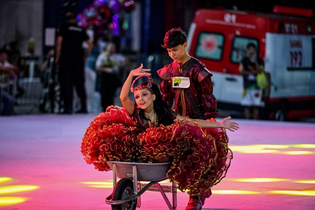 casal-de-placido-de-castro-ganha-titulo-da-realeza-mirim-e-junina-sassaricano-na-roca-elege-rainha-da-diversidade-no-primeiro-dia-do-24o-arraial-cultural-na-gameleira