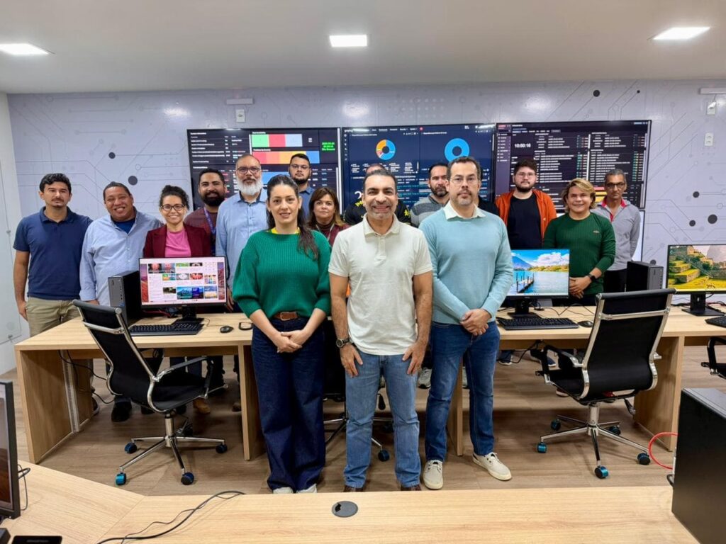administracao-moderniza-estrutura-fisica-e-reforca-protecao-digital-com-a-reestruturacao-da-sala-do-nucleo-de-monitoramento-de-rede