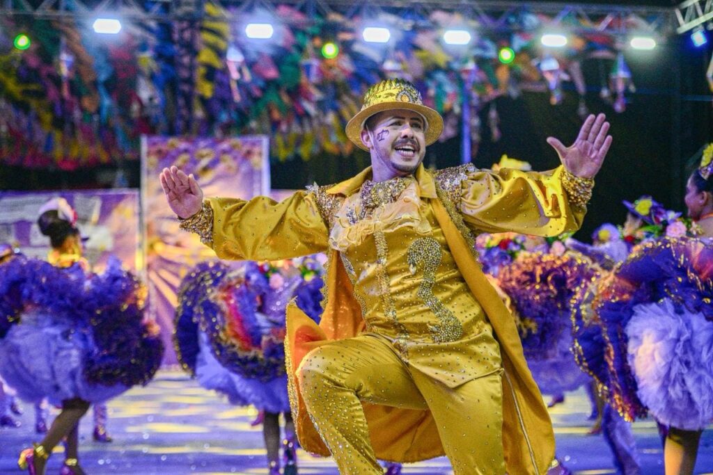 publico-resiste-ao-frio-e-a-garoa-para-assistir-apresentacao-das-quadrilhas-juninas-na-segunda-noite-do-arraial-cultural-2026