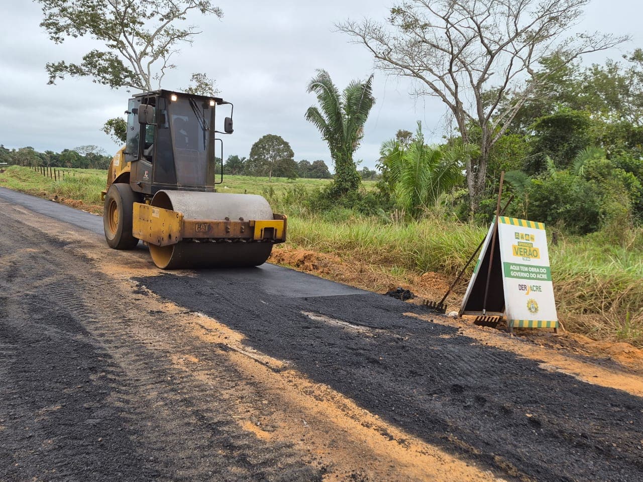 deracre-trabalha-no-asfaltamento-e-manutencao-da-estrada-mario-lobao-em-sena-madureira