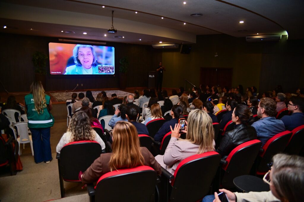 realizado-pelo-governo-do-acre,-evento-sobre-igualdade-de-genero-e-lideranca-feminina-com-a-ministra-carmen-lucia-e-a-coronel-marta-renata-reune-centenas-de-pessoas