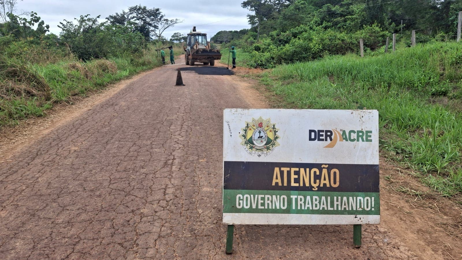 deracre-avanca-em-manutencao-do-ramal-do-acai-em-porto-acre