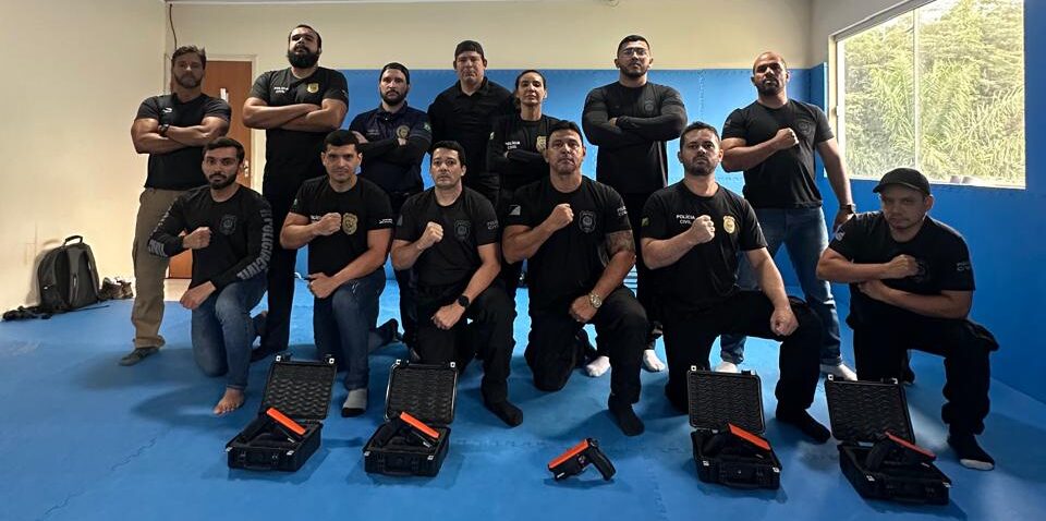 policia-civil-capacita-policiais-no-uso-de-arma-de-condutividade-eletrica-em-rio-branco