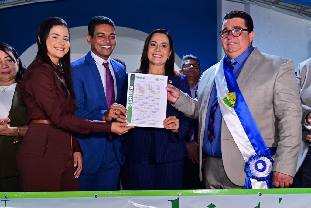 no-aniversario-de-116-anos-de-brasileia,-governadora-mailza-autoriza-contrapartida-para-a-construcao-de-90-unidades-habitacionais-no-municipio