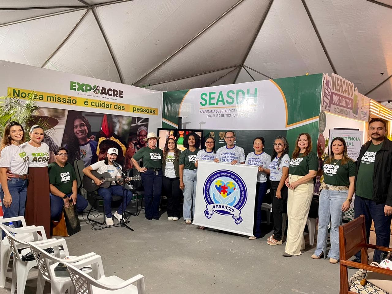 projeto-musicalizando-leva-inclusao-e-amplia-a-visibilidade-do-trabalho-da-associacao-de-pais-e-amigos-de-pessoas-com-autismo-no-estande-da-seasdh