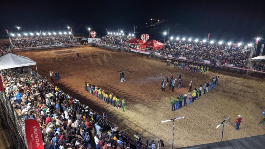 na-segunda-noite-de-rodeio,-plateia-vibra-com-performance-dos-peoes-na-expoacre-jurua 