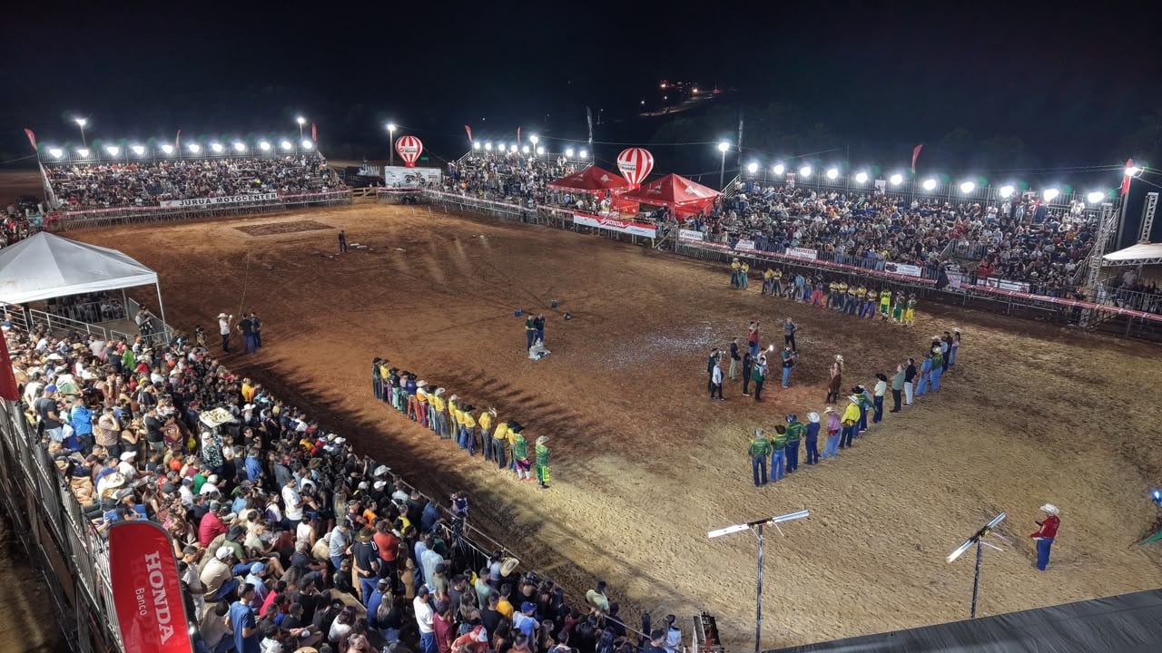 na-segunda-noite-de-rodeio,-plateia-vibra-com-performance-dos-peoes-na-expoacre-jurua 