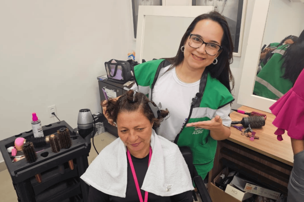 com-servicos-de-beleza,-alunas-do-ieptec-atendem-publico-feminino-na-acao-social-por-todas-elas,-do-governo-do-acre